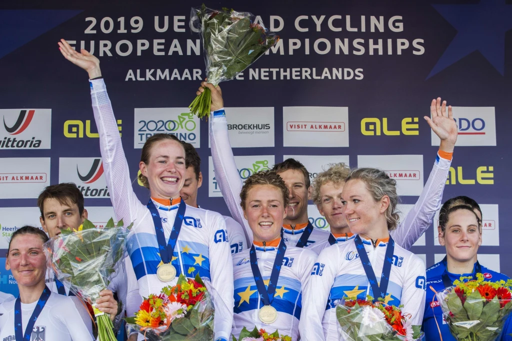 Podium wyścigu drużynowego. Na najwyższym stopniu "Pomarańczowi" Podium wyścigu drużynowego. Na najwyższym stopniu "Pomarańczowi"