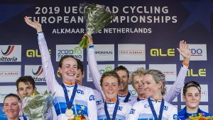 Podium wyścigu drużynowego. Na najwyższym stopniu "Pomarańczowi"