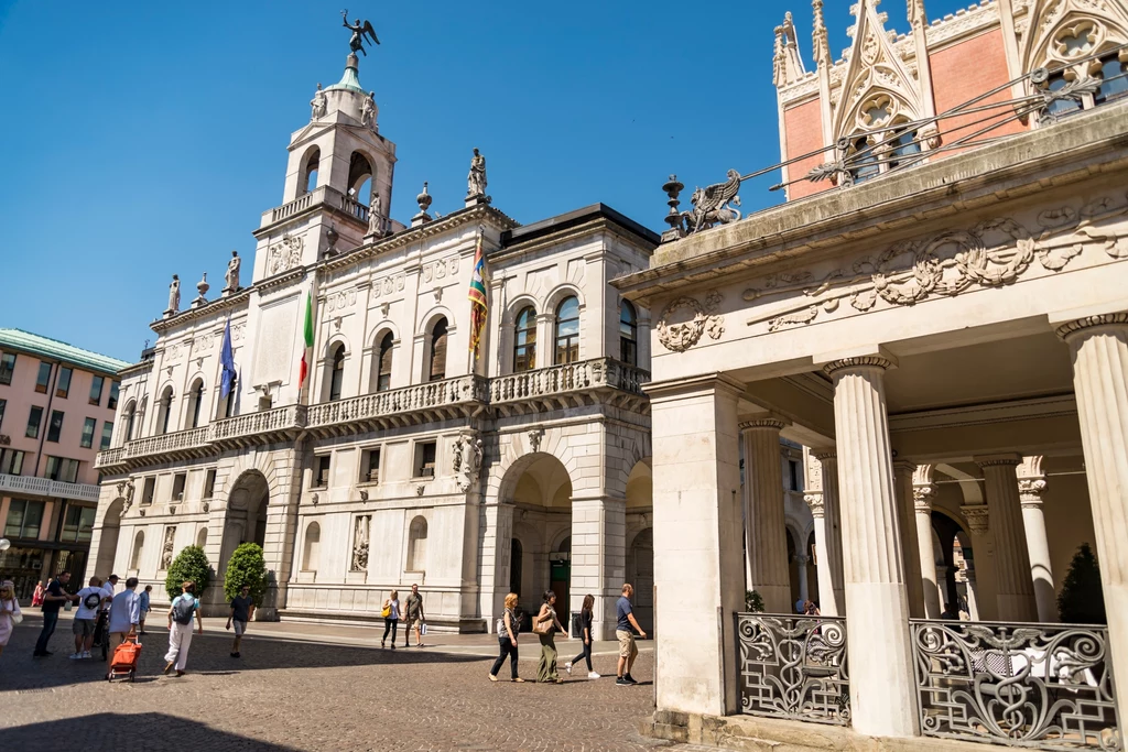 Padewski uniwersytet powstał w 1222 roku. Zawsze był otwarty dla każdego, kto chciał tu się uczyć – nauka była bezpłatna, a studenci otrzymywali stypendia i mieszkania. Najciekawszą z sal jest tzw. teatr anatomiczny, w którym na oczach studentów przeprowadzano sekcje zwłok. Padewski uniwersytet powstał w 1222 roku. Zawsze był otwarty dla każdego, kto chciał tu się uczyć – nauka była bezpłatna, a studenci otrzymywali stypendia i mieszkania. Najciekawszą z sal jest tzw. teatr anatomiczny, w którym na oczach studentów przeprowadzano sekcje zwłok.