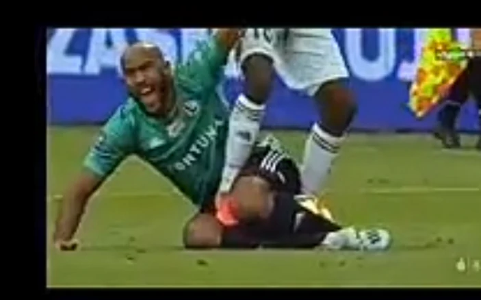 Za tak brutalne potraktowanie rywala nie należy się kara? Musonda depcze Kantego Za tak brutalne potraktowanie rywala nie należy się kara? Musonda depcze Kantego