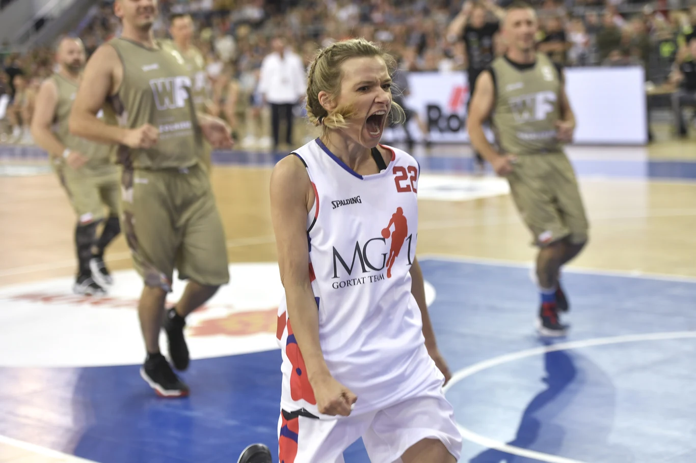 Joanna Koroniewska podczas meczu charytatywnego Gortat Team vs. Wojsko Polskie Joanna Koroniewska podczas meczu charytatywnego Gortat Team vs. Wojsko Polskie