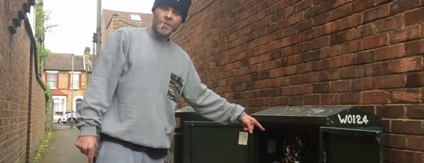 Brian Harvey podczas niszczenia wyróżnień, które otrzymał jako członek East 17 / Youtube