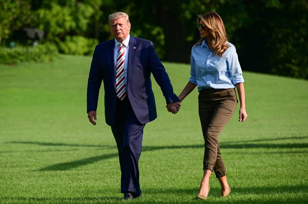 Jednak w przypadku pierwszej damy wizualne zabiegi, oszukujące oko, nie są konieczne. Ostatnie zdjęcia pokazują, że Melania Trump zrzuciła kilka kilogramów. Jednak w przypadku pierwszej damy wizualne zabiegi, oszukujące oko, nie są konieczne. Ostatnie zdjęcia pokazują, że Melania Trump zrzuciła kilka kilogramów.