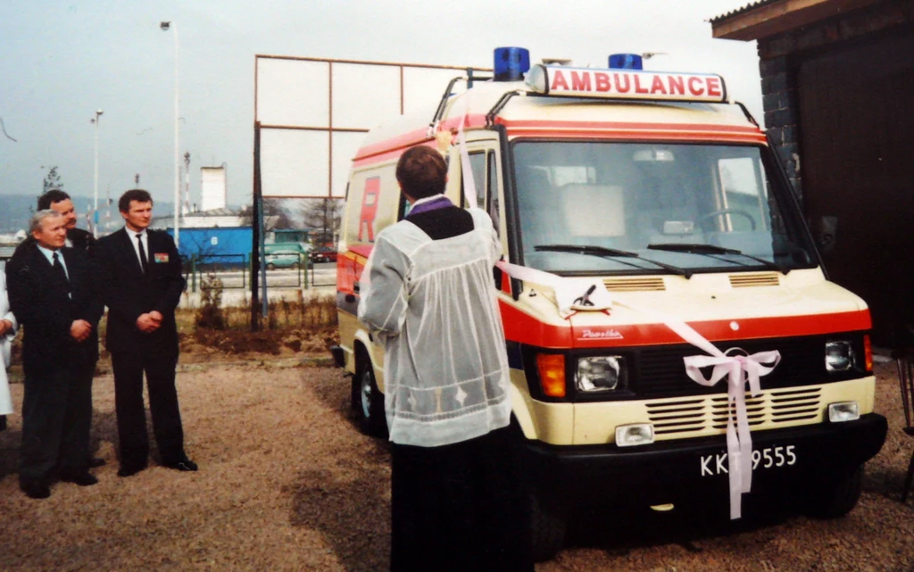 Poświęcenie nowej karetki "R" mercedes 210/Badenia, lotnisko Balice 1994 r.