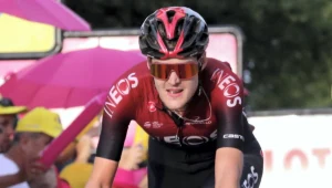 Rosjanin z grupy Ineos Paweł Siwakow