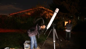 Obserwacja "spadających gwiazd" nie wymaga astronomicznego sprzętu, wystarczy gołe oko. Najlepiej znaleźć w okolicy miejsce, które jest najmniej oświetlone, by lampy nie świeciły w oczy