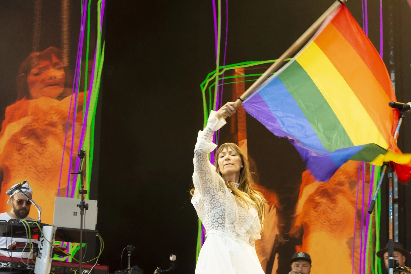 Bela Komoszyńska (Sorry Boys) z tęczową flagą Bela Komoszyńska (Sorry Boys) z tęczową flagą