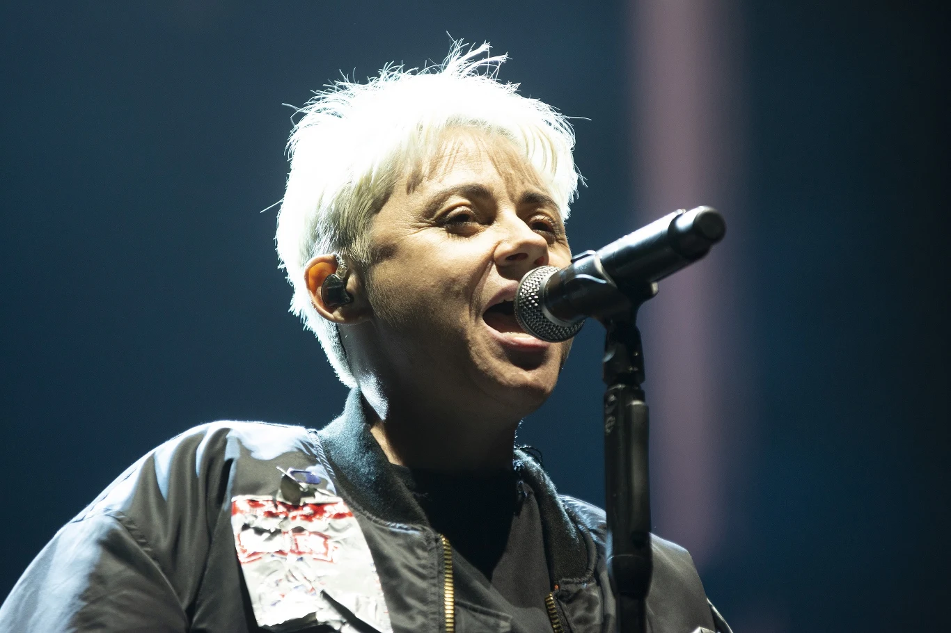 Dawno niewidziana Maria Peszek z kolorową, tęczową naszywką na rękawie Dawno niewidziana Maria Peszek z kolorową, tęczową naszywką na rękawie