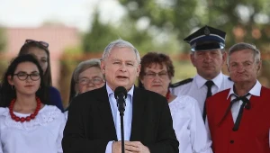 Prezes PiS Jarosław Kaczyński przemawia, 11 bm. we wsi Zbuczyn (woj. mazowieckie) podczas Pikniku Rodzinnego #DobryCzasPL