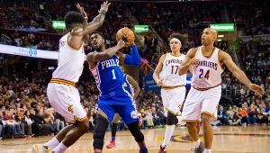 Tony Wroten (z piłką)