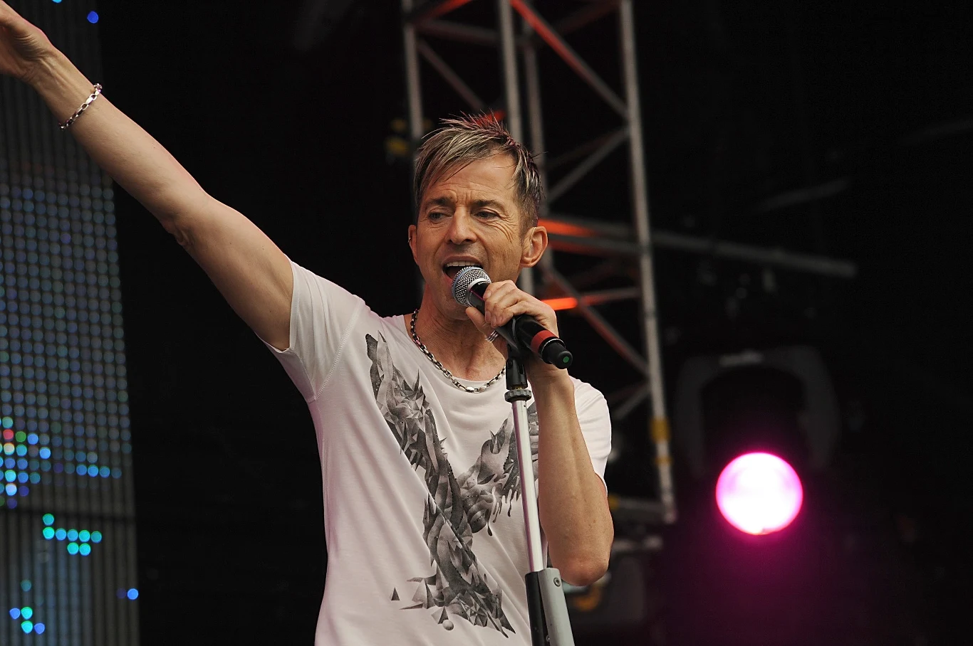 Film w reżyserii Wolfganga Petersena w momencie premiery był najdroższą produkcją spoza USA i Związku Radzieckiego, ale i tak zarobił dużo więcej (ponad 100 mln dolarów). Piosenka w wykonaniu Limahla i Beth Anderson (w teledysku zastąpiła ją Mandy Newton) w Wielkiej Brytanii dotarła do 4. miejsca listy przebojów. Jeszcze lepiej tradycyjnie poszło w niemieckojęzycznych krajach (Niemcy, Austria, Szwajcaria) i Skandynawii.