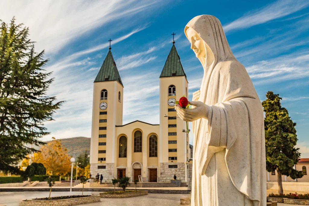 Figura Matki Boskiej przed kościołem św. Jakuba w Medjugorje