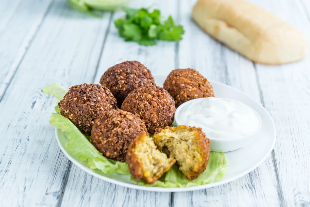 Przygotowując falafele, bardzo ważne jest, aby składniki zmielić w maszynce, a nie w blenderze. 