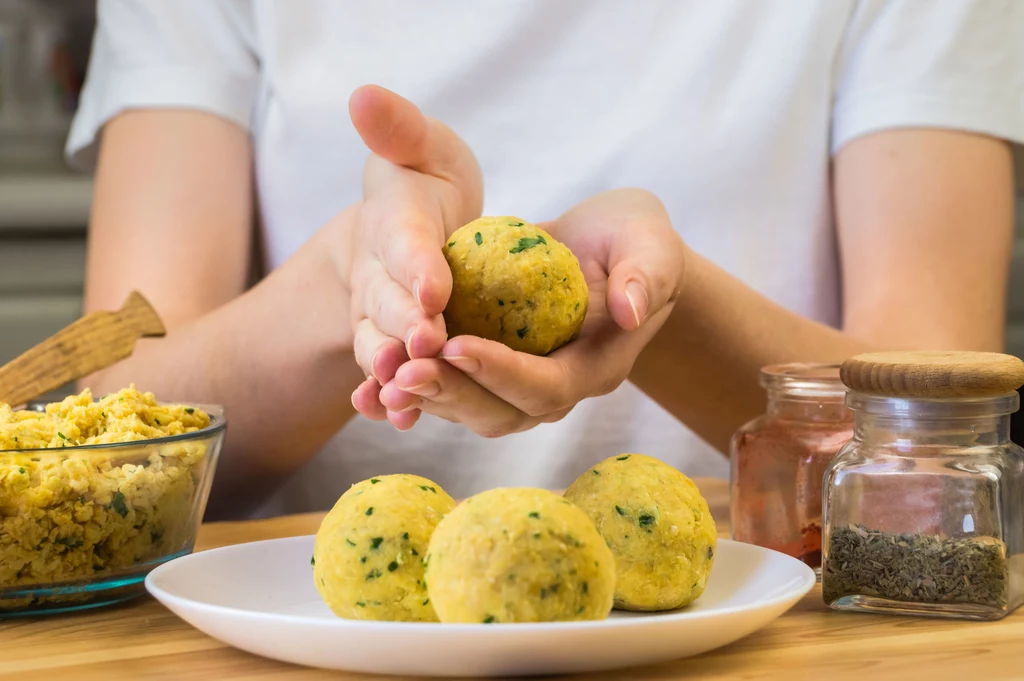 Ciecierzyca powinna się odpowiednio kleić, a kotleciki nie rozpadną się podczas smażenia. 