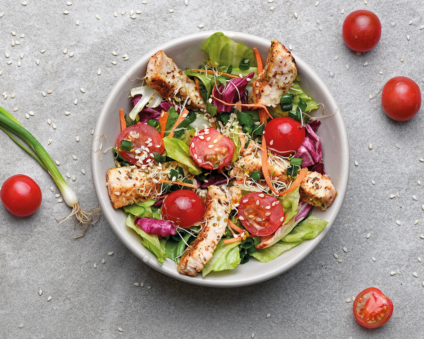 Sałatka z indykiem to smaczna propozycja włączenia tego mięsa drobiowego do codziennej diety. 