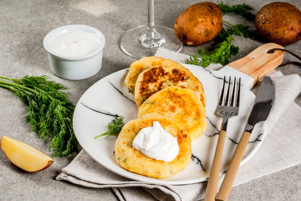 Do tych kotletów pasuje ostry sos pomidorowy albo kefir. Twaróg można zastąpić bryndzą lub oscypkiem.