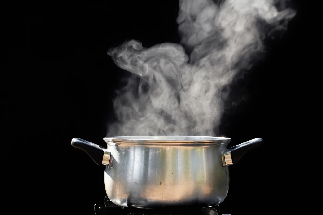 Para wodna pomoże ci szybko odświeżyć zamszowe buty