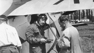 Kapitan Aleksander Kaczmarczyk (w środku, w pilotce i kombinezonie) i inżynier Antoni Kocjan (z prawej) przed odlotem. Zdjęcie z 1934 roku