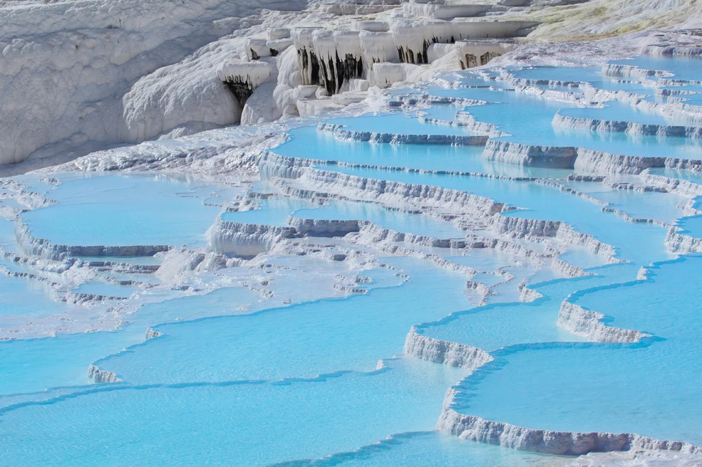 Obok tego ostatniego znajduje się najsłynniejszy w Turcji Park Narodowy – Pamukkale. To wyjątkowe miejsce, gdzie gorąca wapienna woda płynie po skałach, zabarwiając je na biało. Tworzy nie tylko wyjątkowy widok, ale też naturalne baseny. Kąpiel w nich znakomicie wpływa na zdrowie odwiedzających. Obok tego ostatniego znajduje się najsłynniejszy w Turcji Park Narodowy – Pamukkale. To wyjątkowe miejsce, gdzie gorąca wapienna woda płynie po skałach, zabarwiając je na biało. Tworzy nie tylko wyjątkowy widok, ale też naturalne baseny. Kąpiel w nich znakomicie wpływa na zdrowie odwiedzających.