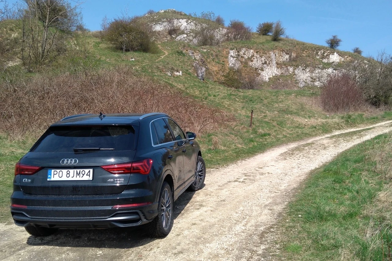 Za Audi Q3 z automatyczną skrzynią biegów trzeba zapłacić minimum 164 900 złotych. Tak skonfigurowane auto dysponuje mocą 190 KM i napędem 4x4. W takiej wersji samochód otrzymuje również systemy ochrony pieszych i rowerzystów.
