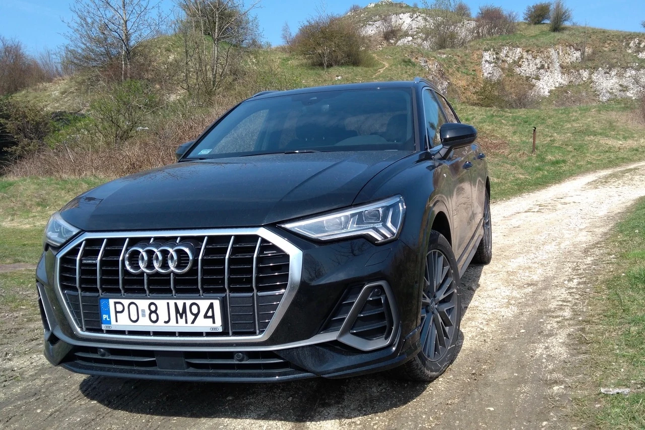 35 TFSI to najtańsza odmiana Audi Q3. Za wersje z podstawowym wyposażeniem zapłacimy 132 900 złotych. Samochód, podobnie jak w przypadku BMW X1, wyposażony jest w 1,5-litrowy trzycylindrowy silnik, ale o większej mocy, bo 35 TFSI legitymuję się mocą 150 KM. W ramach tzw. ”podstawy” dostajemy: czujniki deszczu, manualną klimatyzację, system ostrzegający o opuszczaniu pasa ruchu, układ przeciwkolizyjny, system multimedialny z 8,8-calowym wyświetlaczem oraz możliwość podłączenia telefonu za pomocą Bluetooth i USB. 