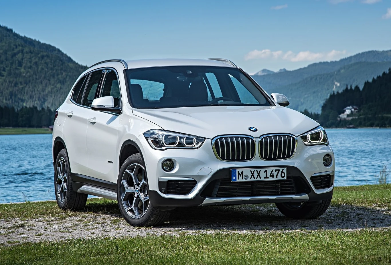 W segmencie kompaktowych crossoverów bawarski producent proponuje BMW X1. W wersji podstawowej dostajemy 1,5 litrowy silniki benzynowym o mocy 140 KM połączony z manualną skrzynią biegów. W takiej konfiguracji siedzenia są obite materiałową tapicerką, istnieje możliwość bezkluczykowego odpalenia samochodu za pomocą przycisku, a na konsoli centralnej znalazło się radio FM z Bluetooth. W najtańszej wersji auto dysponuje również systemami bezpieczeństwa Active Guard i klimatyzacją manualną. 