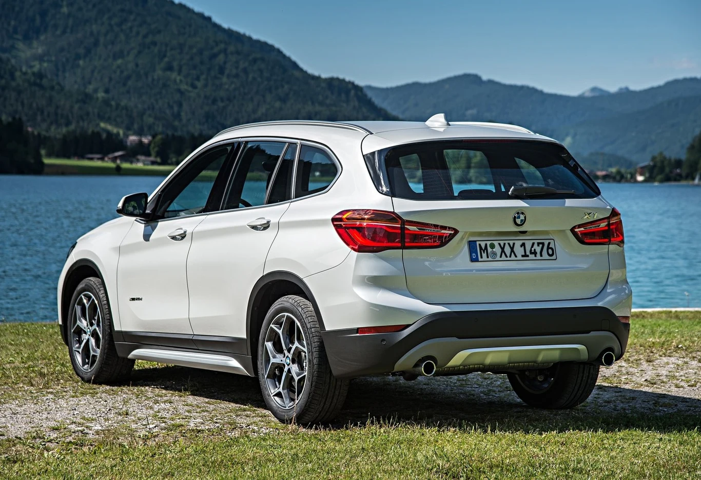 Wyżej opisana wersja - BMW X1 sDrive18i - dysponuje manualną skrzynią biegów i według cennika kosztuje 131 tysięcy złotych. Cena może jednak łatwo urosnąć choćby poprzez dodanie czujników parkowania z przodu i z tyłu (+ 3 581 złotych) czy automatycznej klimatyzacji dwustrefowej (+ 2 641 zł). Aby otrzymać BMW X1 z automatyczną przekładnią musimy wydać przynajmniej 156 400 złotych na wersję sDrive20i. 