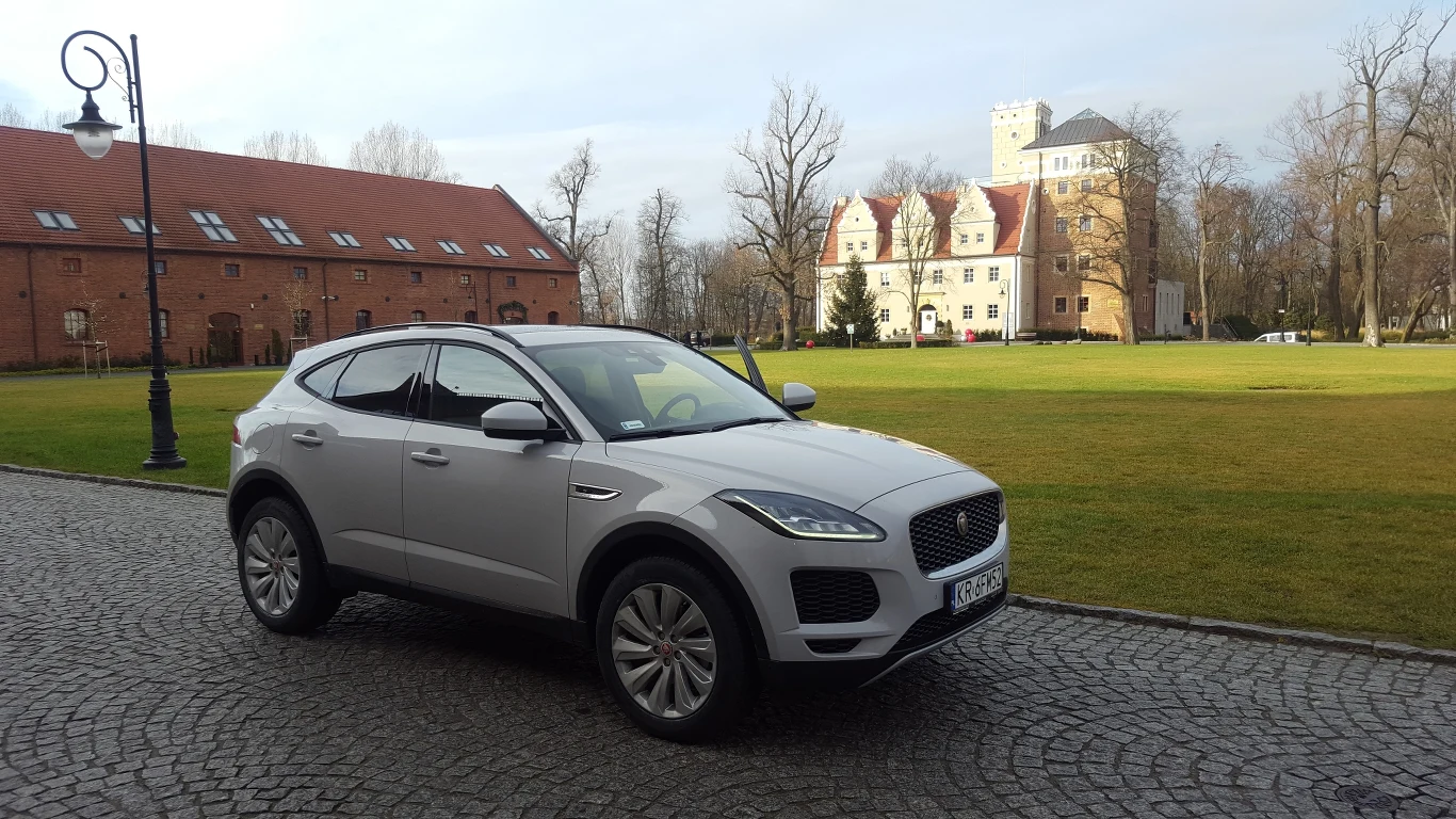 Ceny E-Pace’a zaczynają się od 155 900 złotych. Za tę kwotę dostajemy crossovera z 2-litrowym dieslem o mocy 150 KM i manualną 6-biegową skrzynią biegów. Jaguar jest najdroższym autem z porównania, ale za to w standardzie przychodzi wyposażony w: światła LED, podgrzewane lusterka, czujnik deszczu, dwustrefową klimatyzację, 10-calowy ekran multimedialny, zestaw Bluetooth oraz czujniki parkowania. Co ciekawe, to też najcięższy samochód w zestawieniu. Jego waga to 1775 kg, czyli o około 200 kg więcej od konkurencji.