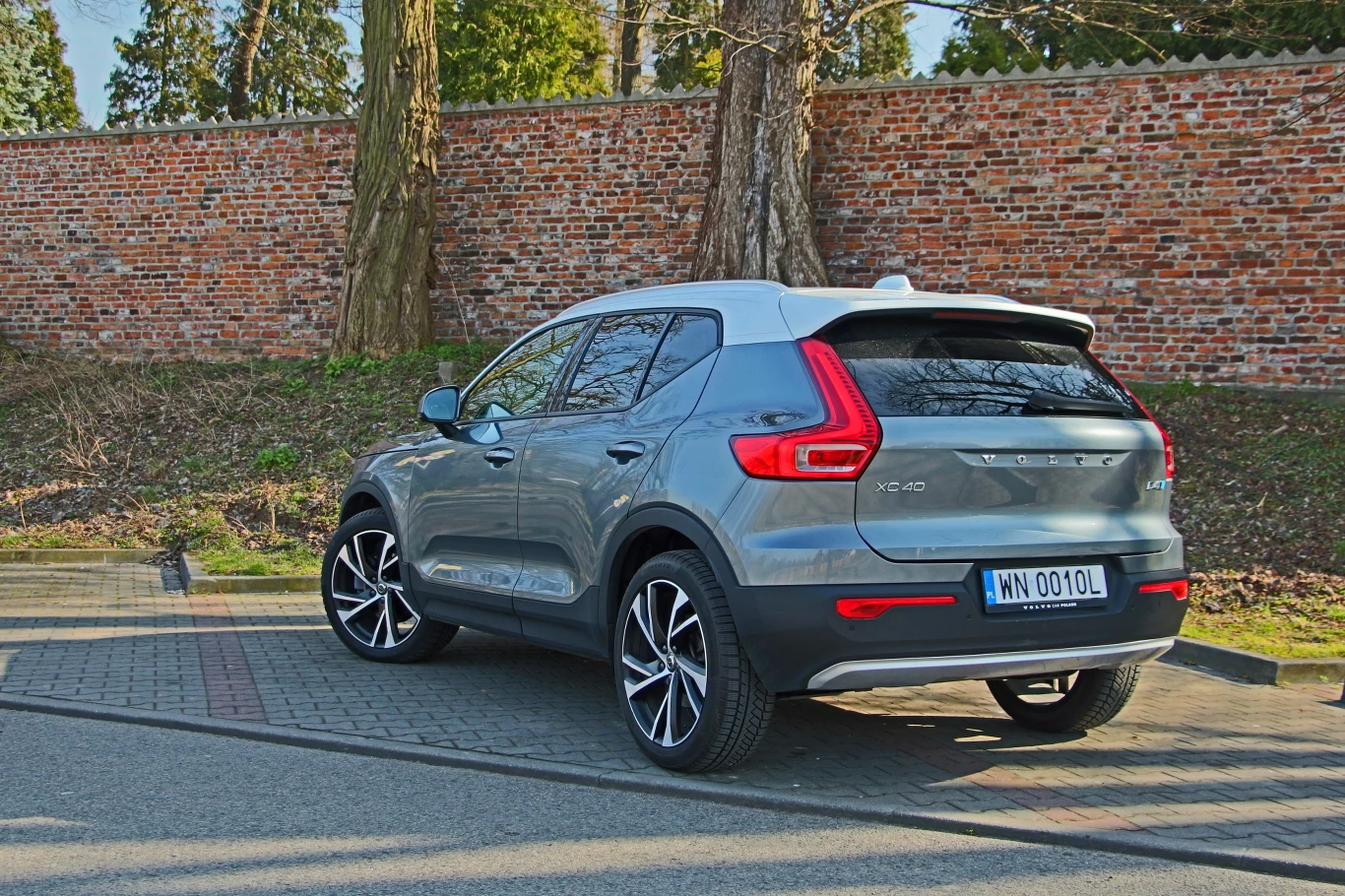 W przypadku Volvo XC40 nie trzeba zmieniać wersji silnikowej, aby cieszyć się 8-biegową automatyczną skrzynią biegów. Taka odmiana kosztuje o 8 700 złotych więcej. Zaletą jest jednak stosunkowo mocny silnik. Podstawowa odmiana – T3 – generuje moc aż 163 KM!