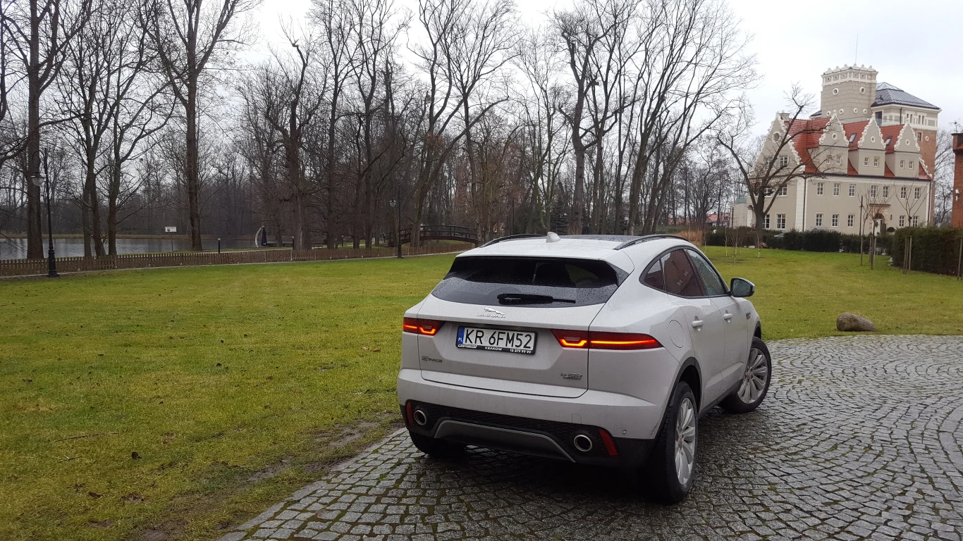 Jaguar z automatyczną skrzynią biegów i 2-litrowym dieslem o tej samej mocy to wydatek 185 200 zł. Nie jest to dopłata tylko za skrzynię biegów. Przy dodaniu takiej przekładni samochód zyskuje napęd na wszystkie koła.