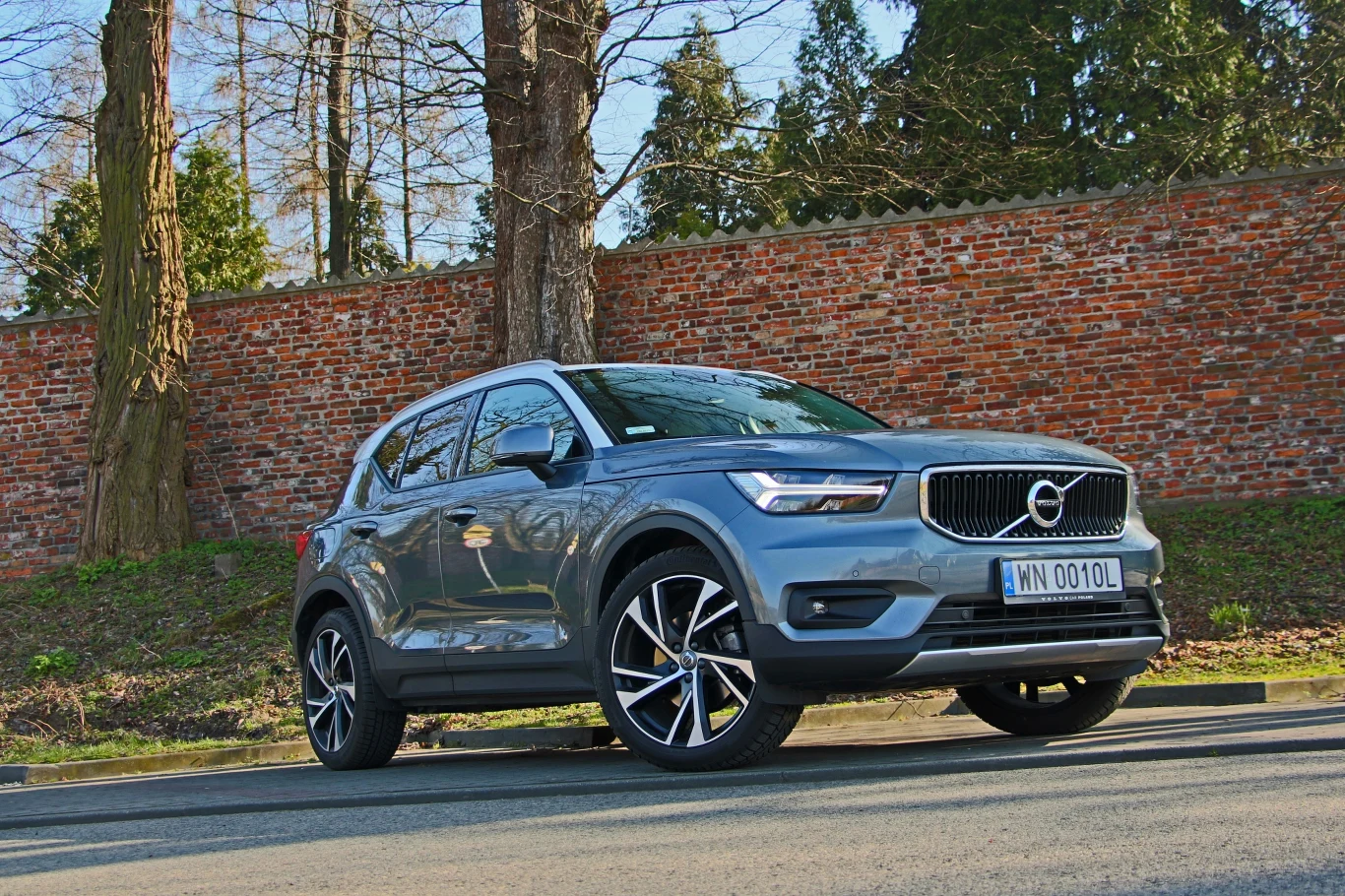 XC40 już w podstawowym wyposażeniu oferuje: 12,3-calowy wyświetlacz w miejscu klasycznych zegarów, 9-calowy ekran do obsługi systemu multimedialnego, automatyczną klimatyzację jednostrefową, łączność Bluetooth, 17-calowe koła i pakiet systemów bezpieczeństwa. W standardzie nie znajdziemy za to automatycznej skrzyni biegów. Za 131 100 złotych dostajemy samochód z podstawowym wyposażaniem, 1,5-litrowym silnikiem i manualną 6-biegową skrzynią. 