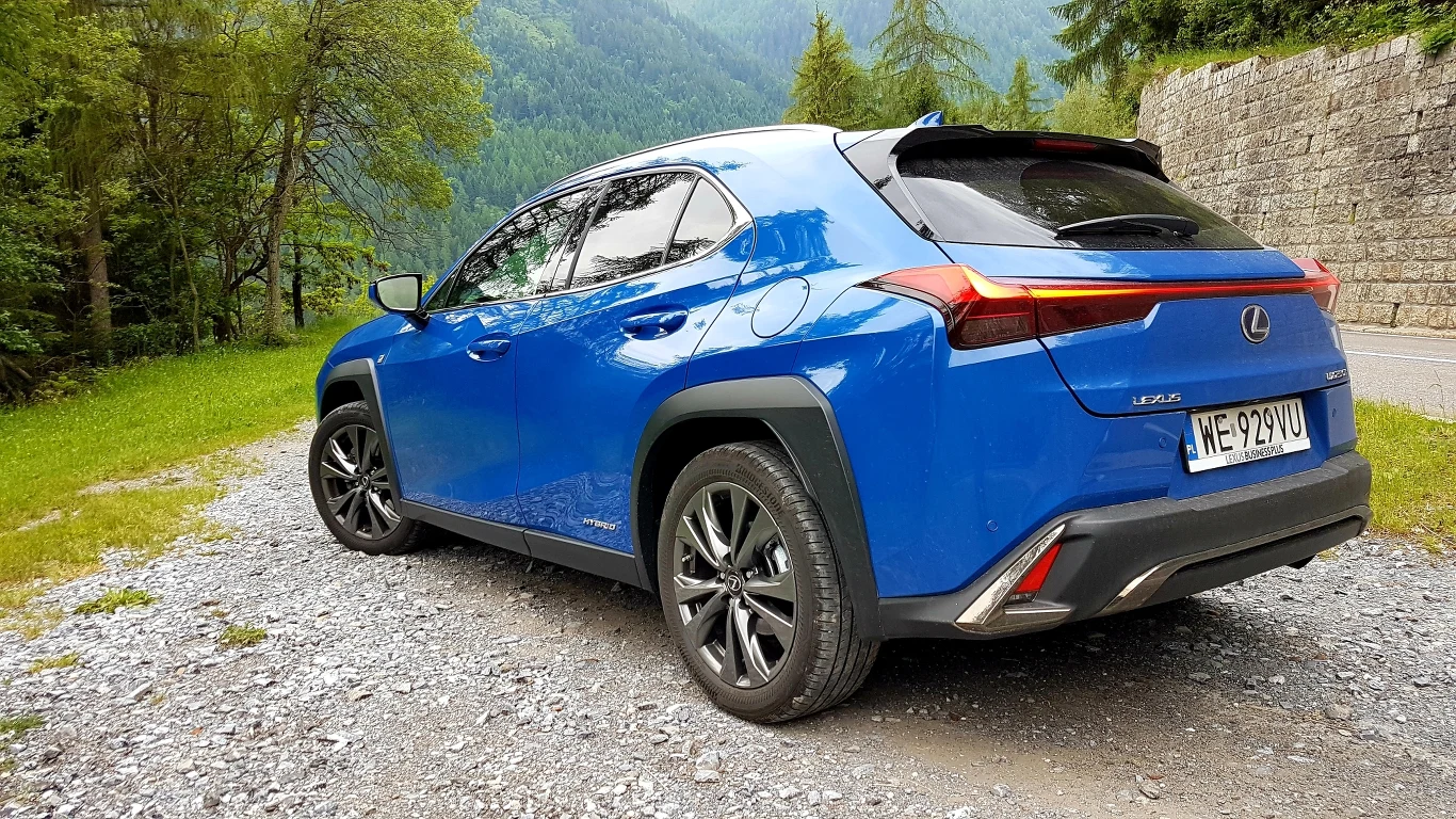 Lexus UX 200 w podstawowej wersji Elegance kosztuje 153 tysięcy złotych. Na auto przewidziano jednak promocję i w tej odmianie, z dodatkowym pakietem Optimum, crossovera Lexusa wyceniono na 139 900 zł. W takiej konfiguracji otrzymujemy m.in.: czujniki parkowania z przodu i z tyłu, podgrzewane przednie fotele oraz nawigację satelitarną. Za wersję hybrydową UX 250h w odmianie wyposażeniowej Elegance trzeba zapłacić minimum 166 tysięcy złotych. Oba auta zostały wyposażone w sprawdzone i oszczędne 2-litrowe silniki benzynowe i automatyczne skrzynie biegów. Lexus UX 200 dysponuje mocą 171 KM, a hybrydowa wersja 250h wytwarza w sumie 184 KM. Spalinowo-elektryczny UX może być wyposażony również w napęd 4x4.