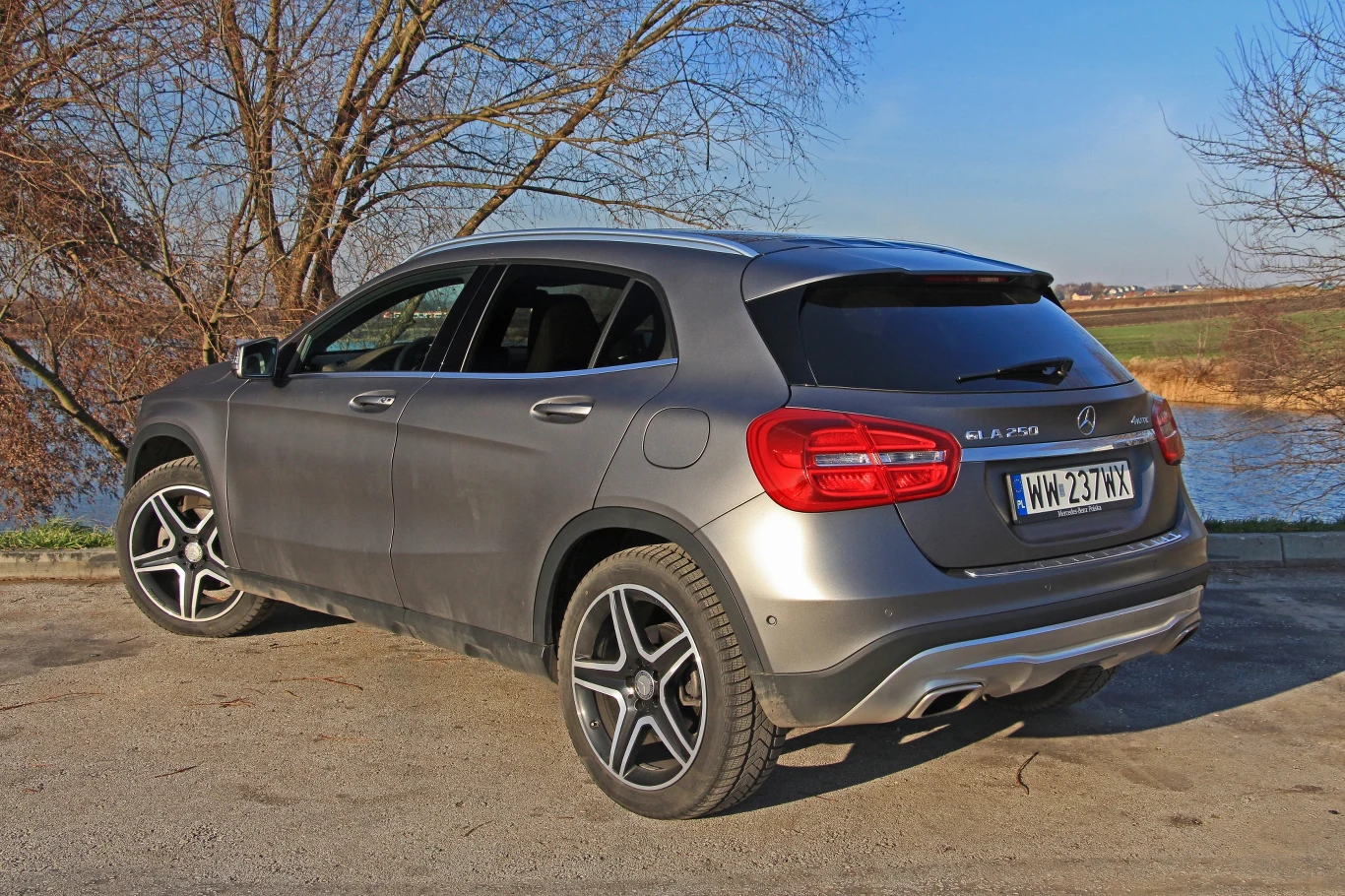 Mercedes jest dostępny z automatyczną skrzynią biegów począwszy od wersji GLA 220 4MATIC, która generuje 184 KM i podnosi cenę do minimum 153 800 złotych.