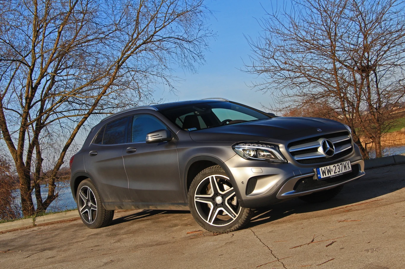 GLA jest najdłużej obecny na rynku spośród konkurentów. Pierwsze GLA wyjechały na ulice w 2013 roku, natomiast w 2017 model przeszedł niewielki facelifting. Za wersje GLA 180 z 4-cylindrowym silnikiem o pojemności 1,6 litra (122 KM) z manualną skrzynią biegów i podstawowym wyposażeniem zapłacimy 125 600 złotych. Auto dysponuje kierownicą wielofunkcyjną, wieloma systemami bezpieczeństwa i manualną klimatyzacją. 