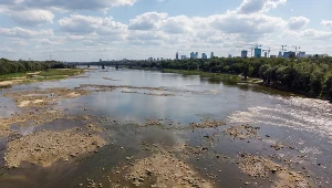 Widok z lotu ptaka na Wisłę na wysokości Mostu Gdańskiego, 11 sierpnia 2019 r.