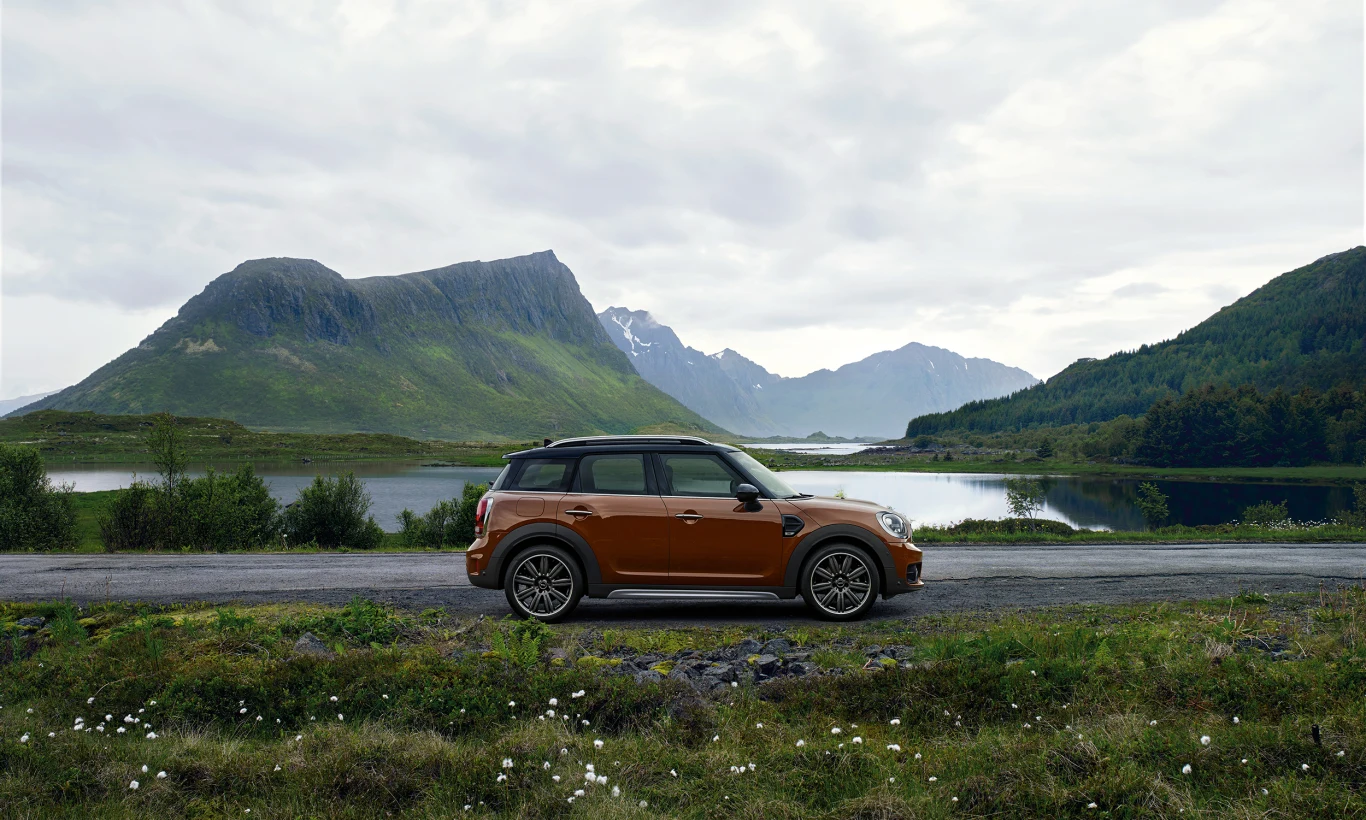 MINI Countryman czuje się jak u siebie zarówno w mieście, jak i poza nim MINI Countryman czuje się jak u siebie zarówno w mieście, jak i poza nim