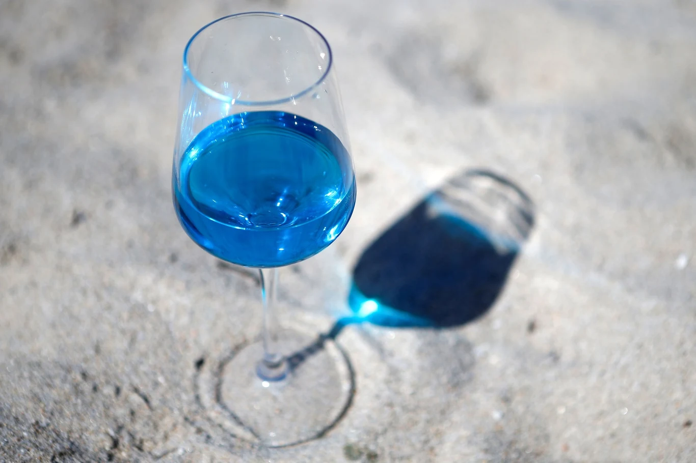 Producent przekonuje, że wino swój wyjątkowy kolor zawdzięcza specjalnej kombinacji składników Producent przekonuje, że wino swój wyjątkowy kolor zawdzięcza specjalnej kombinacji składników