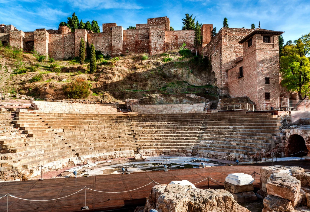 Alcazaba to potężna twierdza górująca nad miastem