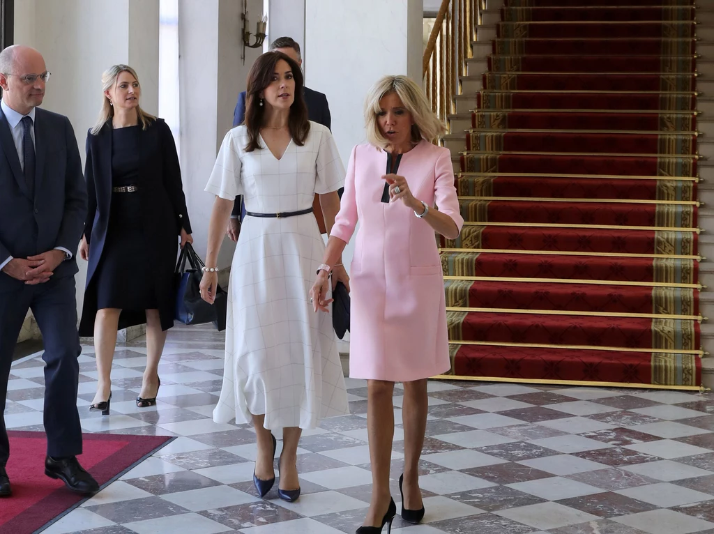 Cóż... czasem wystarczy zagrać kolorem i formą, aby odjąć sobie lat i zyskać młodzieńczy wdzięk. Co sądzicie na ten temat? Cóż... czasem wystarczy zagrać kolorem i formą, aby odjąć sobie lat i zyskać młodzieńczy wdzięk. Co sądzicie na ten temat?