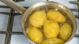 Nie wylewaj wody po gotowaniu ziemniaków. Zrobisz z niej genialny kosmetyk