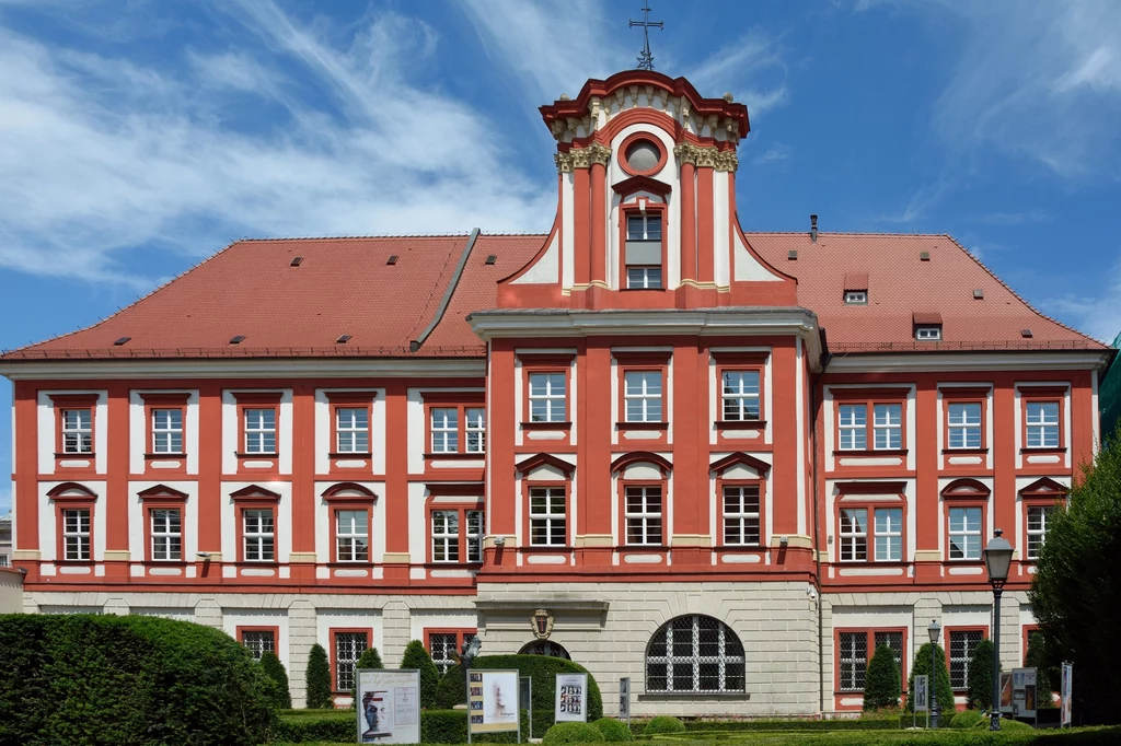 Zakład Narodowy im. Ossolińskich, Ossolineum to jeden z najstarszych i najważniejszych ośrodków kultury polskiej. Jego zbiory biblioteczne obejmują starodruki, m.in. De revolutionibus... Mikołaja Kopernika z 1543 r., Pieśni Jana Kochanowskiego z 1586 r. oraz rękopisy, w tym m.in. rękopis poematu "Pan Tadeusz" Adama Mickiewicza. Zakład Narodowy im. Ossolińskich, Ossolineum to jeden z najstarszych i najważniejszych ośrodków kultury polskiej. Jego zbiory biblioteczne obejmują starodruki, m.in. De revolutionibus... Mikołaja Kopernika z 1543 r., Pieśni Jana Kochanowskiego z 1586 r. oraz rękopisy, w tym m.in. rękopis poematu "Pan Tadeusz" Adama Mickiewicza.