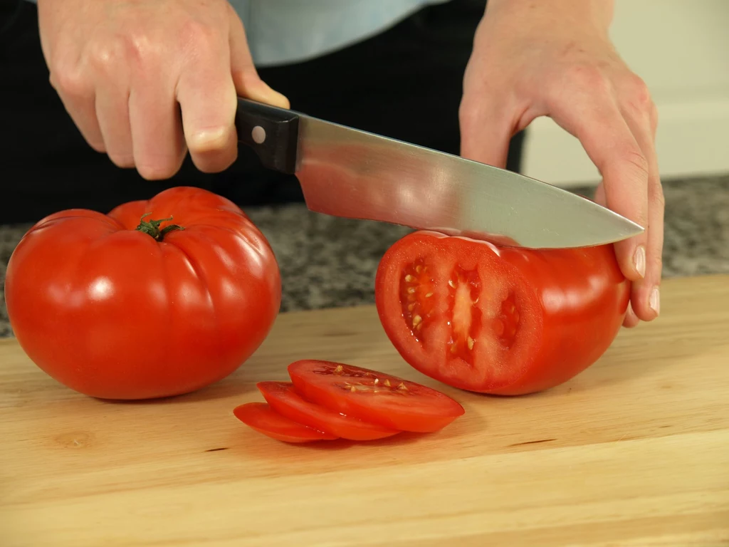 Okłady z pomidora chłodzą, wyciągając ciepło