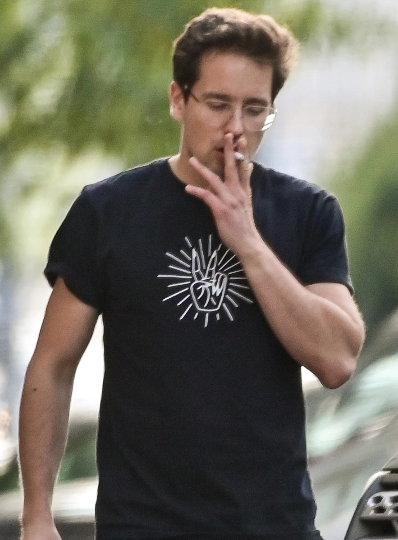 Krzysztof Zalewski z partnerką i synem na spacerze