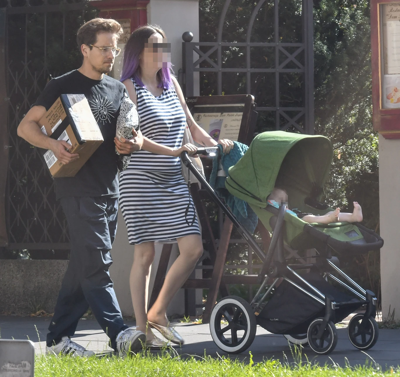 Krzysztof Zalewski z synem i partnerką