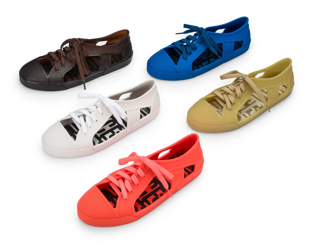 Buty wykonane są ze specjalnego tworzywa Mel-Flex, czyli mieszanki kauczuku i gumy o zapachu gumy balonowej. Są lekkie i bardzo wygodne- ich powierzchnia dopasowuje się do kształtu stopy. Buty wykonane są ze specjalnego tworzywa Mel-Flex, czyli mieszanki kauczuku i gumy o zapachu gumy balonowej. Są lekkie i bardzo wygodne- ich powierzchnia dopasowuje się do kształtu stopy.