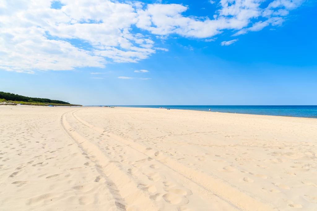 W Jastarni znajdują się dwie szerokie piaszczyste plaże – jedna od strony Bałtyku, druga – Zatoki Puckiej. Każdego dnia można więc wybierać, na której się opalać. W Jastarni znajdują się dwie szerokie piaszczyste plaże – jedna od strony Bałtyku, druga – Zatoki Puckiej. Każdego dnia można więc wybierać, na której się opalać.