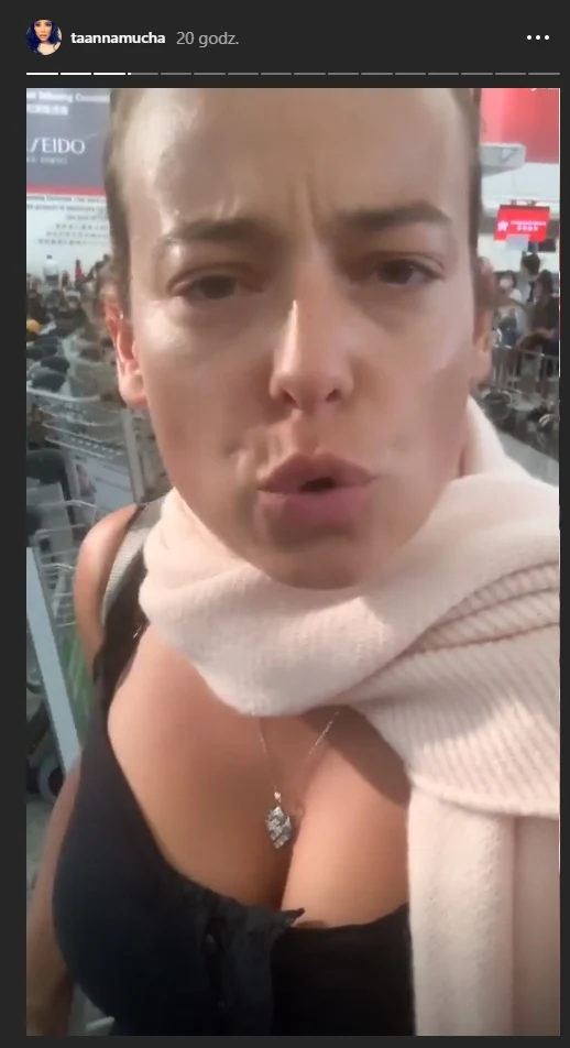 Anna Mucha na lotnisku w Hongkongu