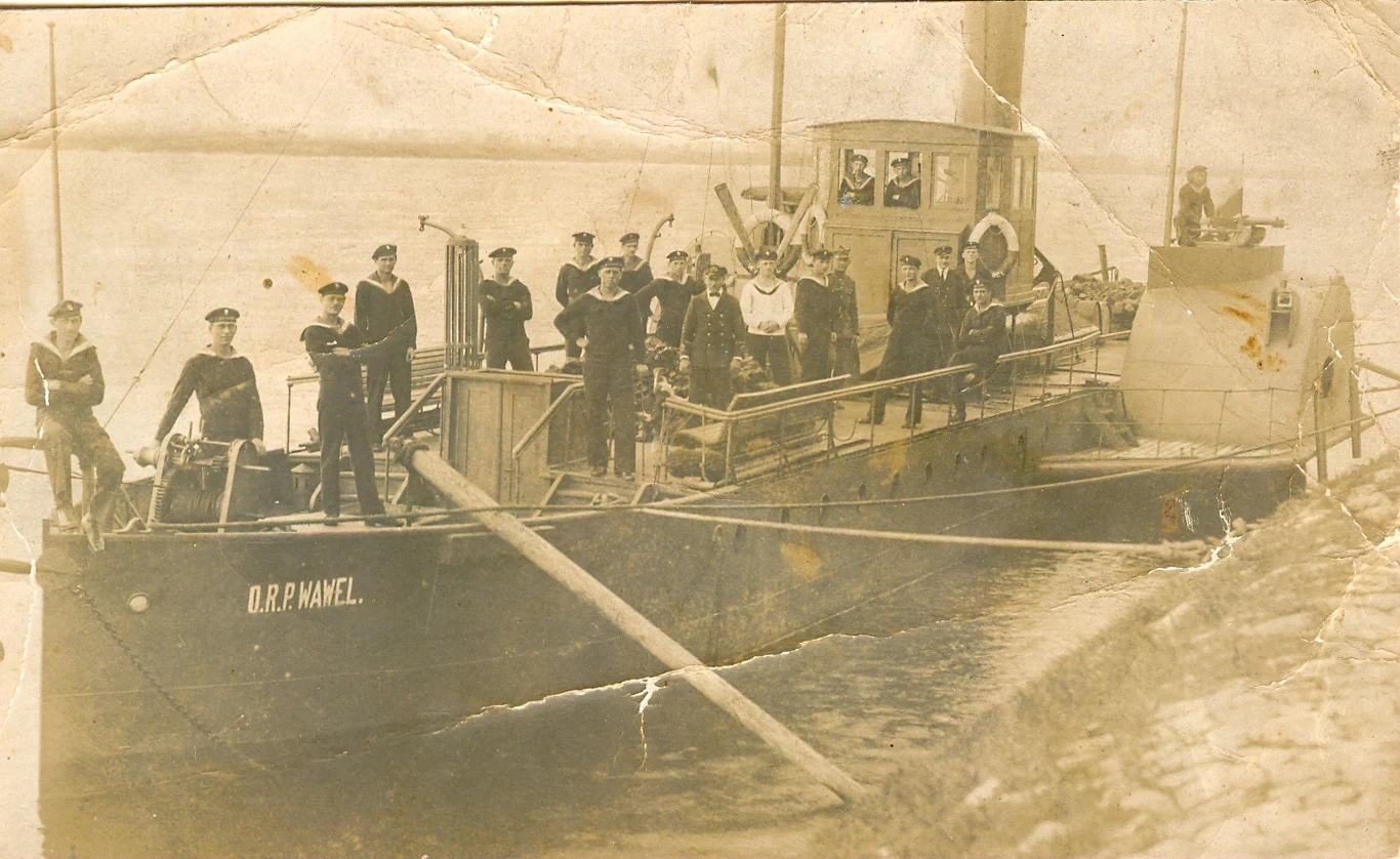 Kalinowski, ostrzeliwując przeciwnika z brzegu, trzy razy wracał na pokład okrętu po amunicję. Dopiero kategoryczny rozkaz Pieszkańskiego powstrzymał go przed kolejnymi wyprawami. Kiedy udało mu się poskromić Kalinowskiego, „(…) rozkazał pozostałym marynarzom, aby natychmiast zawiadomili oddziały polskie, stojące w pobliżu o przeprawianiu nieprzyjaciela na lewy brzeg Wisły, sam zaś pozostał, by dopomóc, ukrytej za kadłubem pannie Drozdowskiej, by się schroniła w krzakach, zostawiając go, gdyż Rosjanie zaczęli już przeprawiać się na łódkach do statku. Po kilku minutach byli już na lewym brzegu. Widząc zbliżających się wrogów, ppor. Pieszkański jeszcze raz wystrzelił z karabinu, ale natychmiast został zabity strzałami, a następnie pokłuty bagnetami. Obok swojego dowódcy zginęli także Lipecki i Kalinowski. Kozacy ruszyli na poszukiwanie pozostałych rozbitków. Niebawem „znaleźli też podchorążego Widawskiego, kryjącego się w pobliskim rowie. Nie mający broni podchorąży Widawski został wzięty do niewoli”. Na zdjęciu: ORP "Wawel" na Wiśle w sierpniu 1920 roku