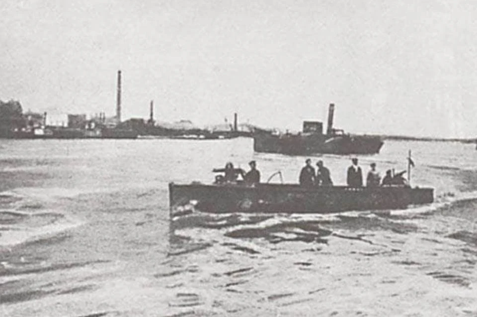 Okręt poniósł duże straty w ludziach a poszatkowany kulami kadłub zaczął przeciekać. Podporucznik Pieszkański zdecydował się osadzić „Moniuszkę” na lewym brzegu, a barki puścić z nurtem. Statek wbił się w piaszczystą łachę. Chwilę później dowódca rozkazał opuścić okręt. Sam złapał skrzynkę amunicyjną i zszedł na brzeg. Wraz z plut. mar. Lipeckim i mar. Kalinowskim ustawili ckm na stanowisku. Jak pisał Żurowski w „Zarysie…”: tu w dalszym ciągu, mając rannych marynarzy Aleksandra Jenczelewskiego pięciokrotnie i marynarza Wojciecha Pyszczyńskiego dwukrotnie, prowadził walkę aż do ostatniego naboju. Na zdjęciu: Motorówka uzbrojona "15" i statek uzbrojony "Wyspiański" w sierpniu 1920 roku