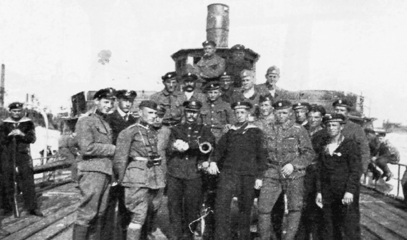 10 sierpnia 1920 roku linia frontu zatrzymała się na drodze Przasnysz–Wyszków– Siedlec. Tego dnia Tuchaczewski wydał dyrektywę wzywającą do opanowania Warszawy. Pragnął on powtórzyć manewr Paskiewicza z 1831 roku i sforsować Wisłę na północ od miasta, odcinając tym samym dostawy zaopatrzenia z Gdańska, a następnie uderzyć na Warszawę od północy i zachodu. Po zdobyciu przez radzieckie wojska Mławy trójkąt pomiędzy górną Wkrą, Drwęcą oraz Dolną Wisłą w zasadzie pozostawał bezbronny. Między Toruniem a Nieszawą i w okolicach znajdował się zaledwie batalion zapasowy 6 pułku piechoty legionów, po dwie kompanie z 37 i 10 pp, Tatarski Pułk Ułanów, dwa statki uzbrojone: „Moniuszko”, „Neptun”, a także cywilny holownik „Lubecki”. Na zdjęciu: Załoga na pokładzie statku uzbrojonego "Stefan Batory"